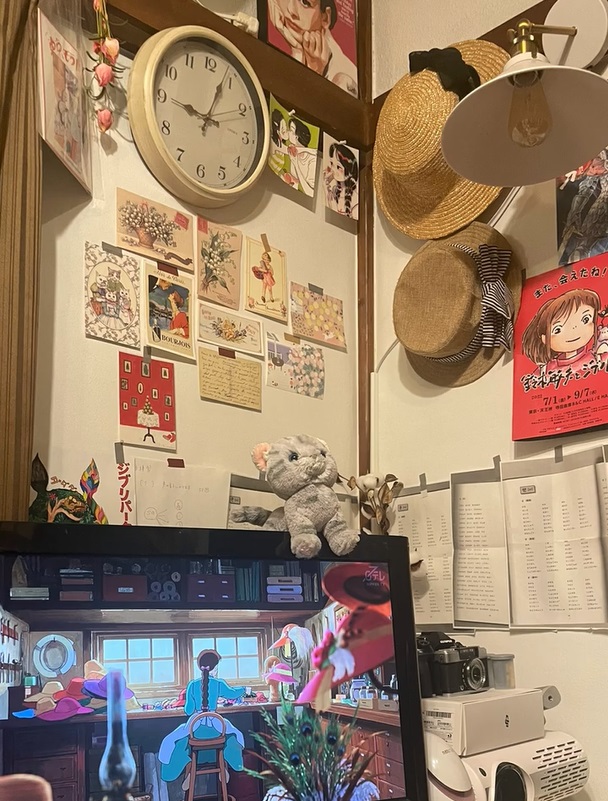 好きな映画のポスターや好きなアーティストのポストカードが貼ってある