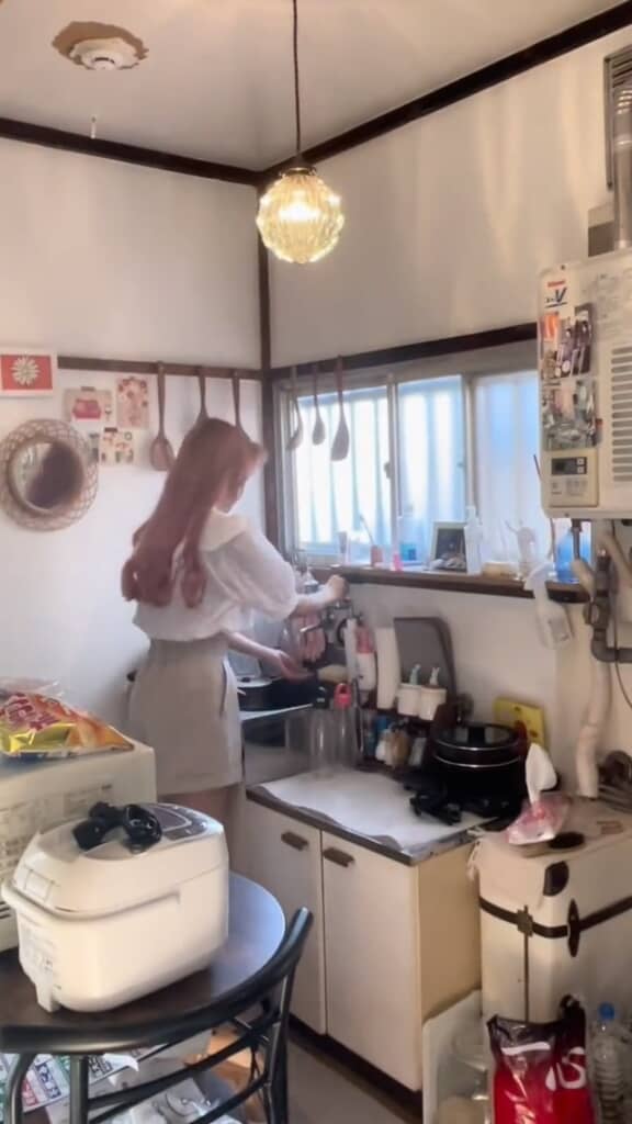 台所に立つ里咲さん