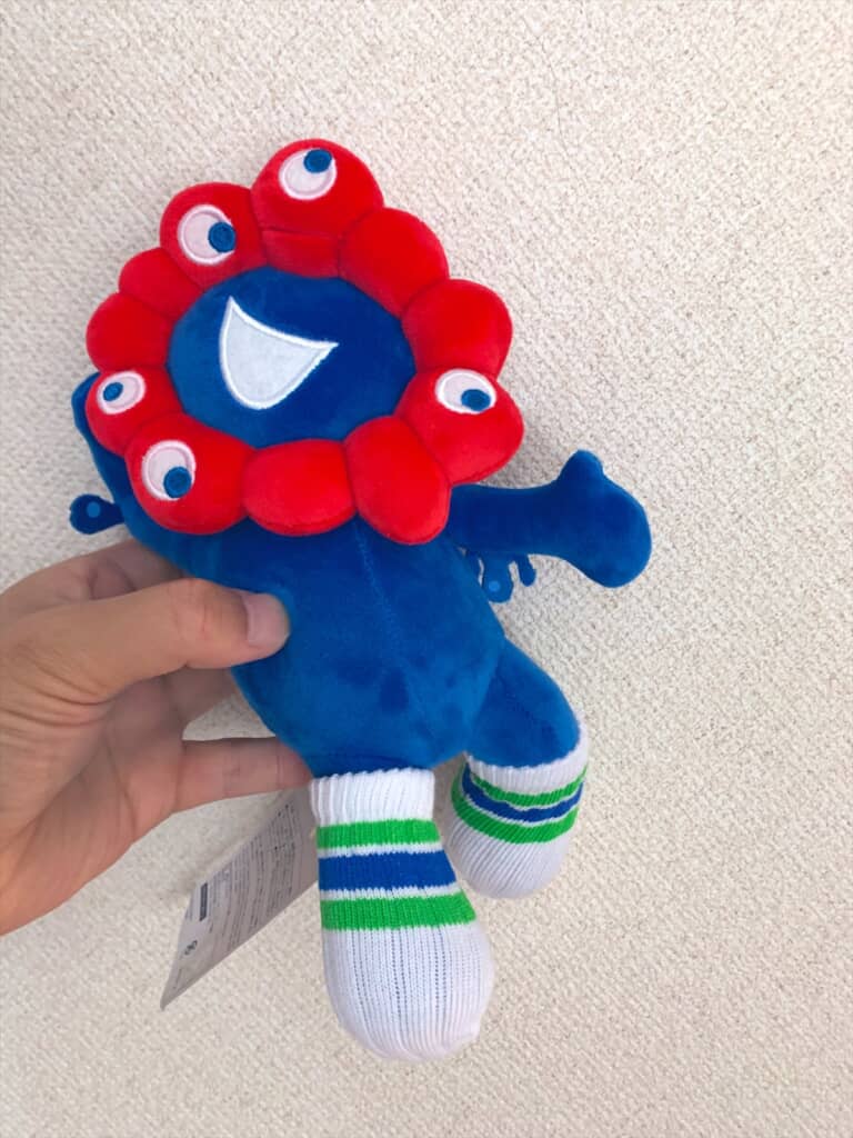 ファミマのパピコセーターをミャクミャク様に履かせる