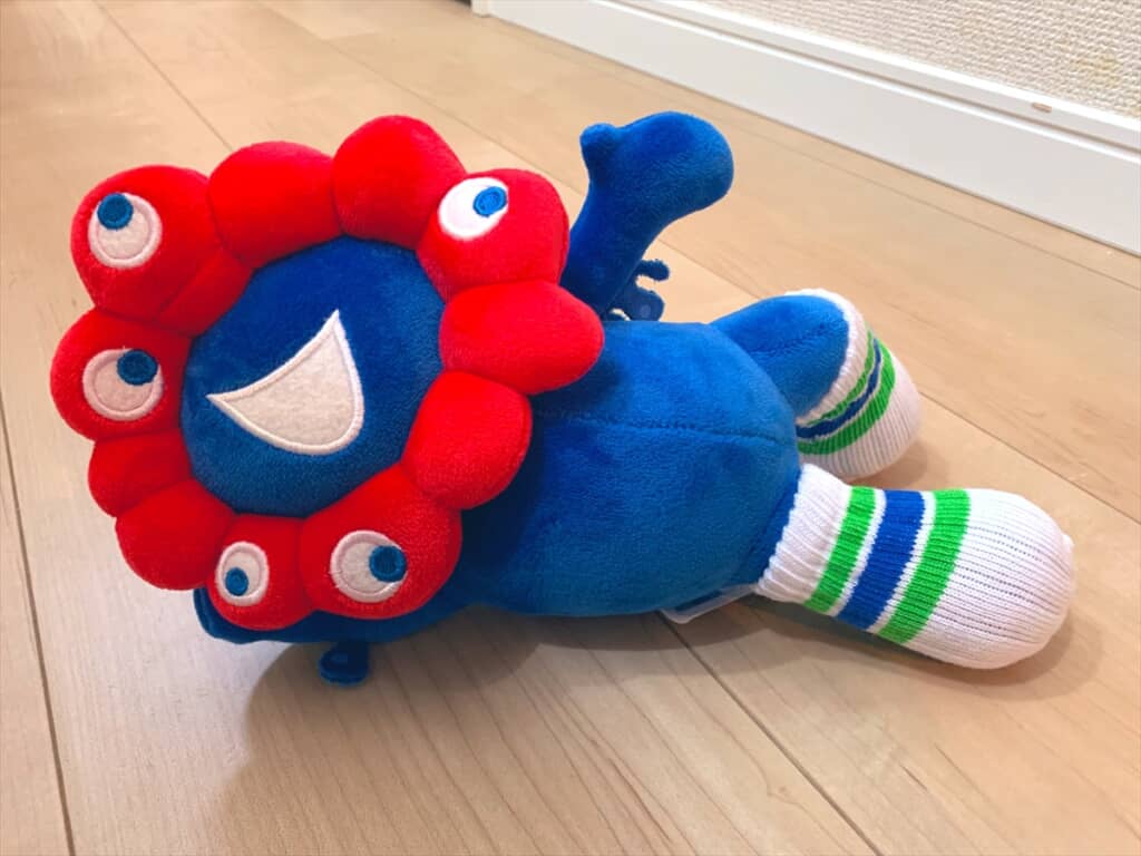 ファミマのパピコセーターをミャクミャク様に履かせる