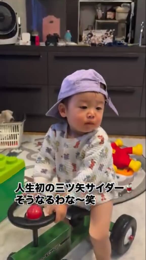 おもちゃのバイクに乗る