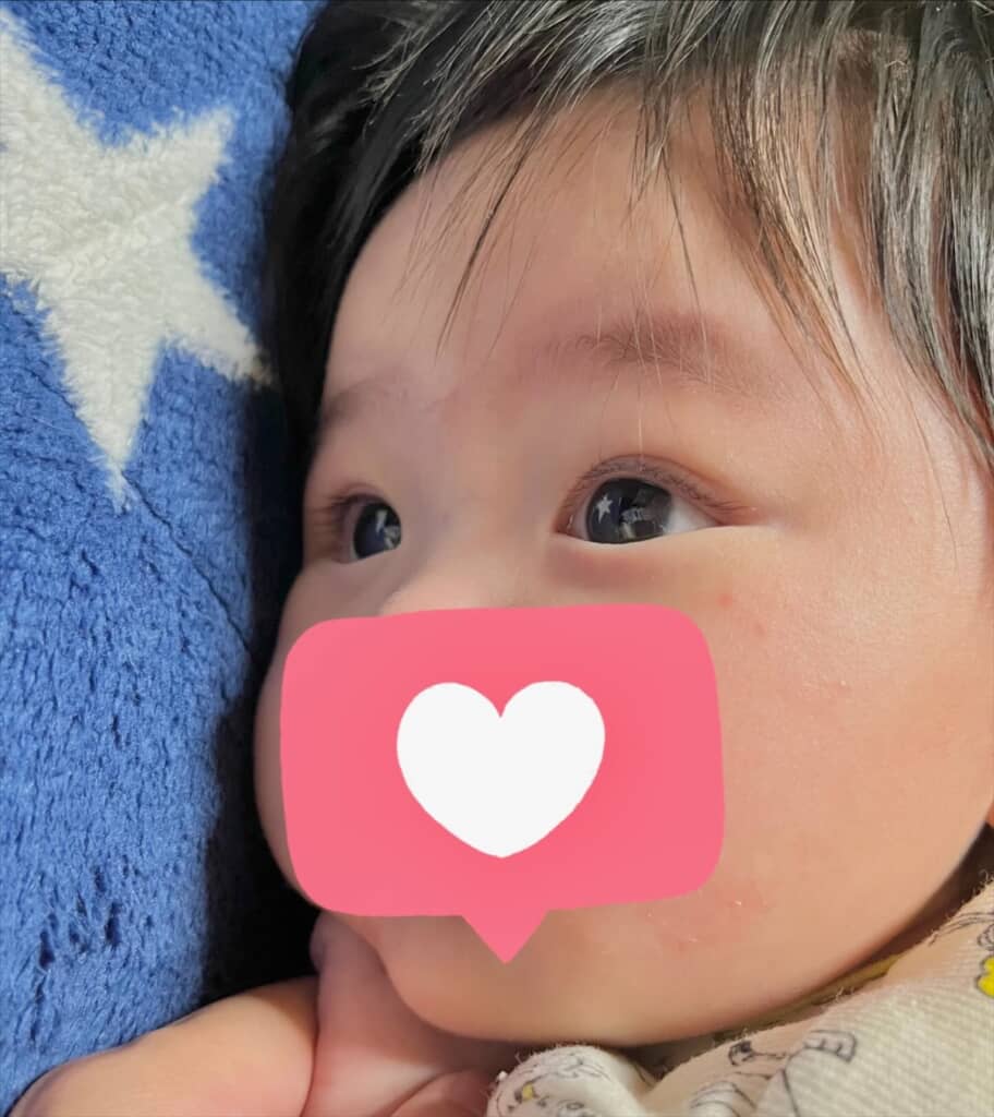 目が星マークになった赤ちゃん