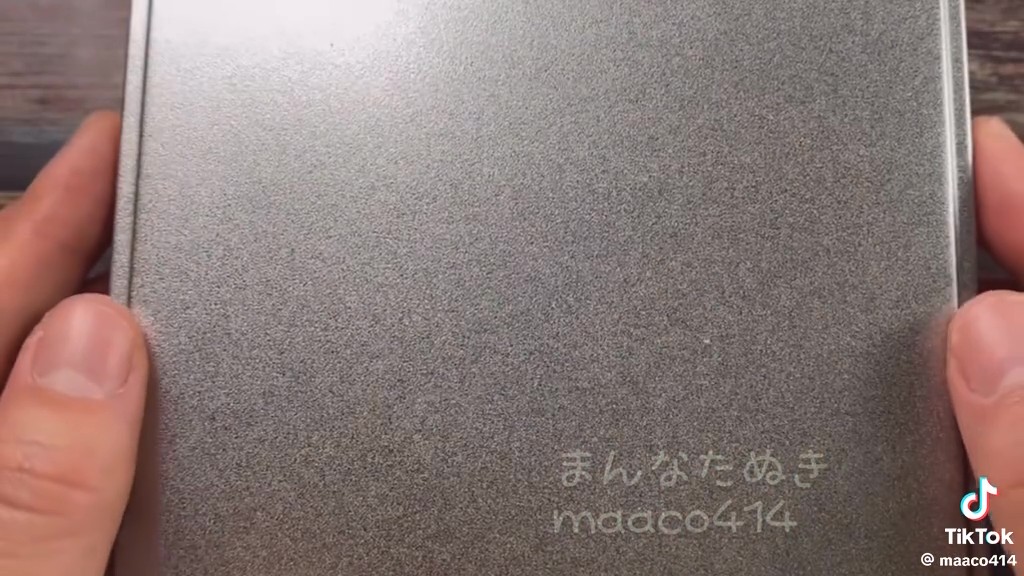 銀色のクッキー缶