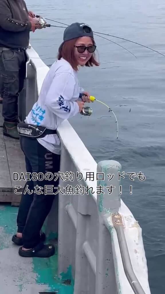 ダイソーの穴釣り用ミニロッドを使って船上で釣り