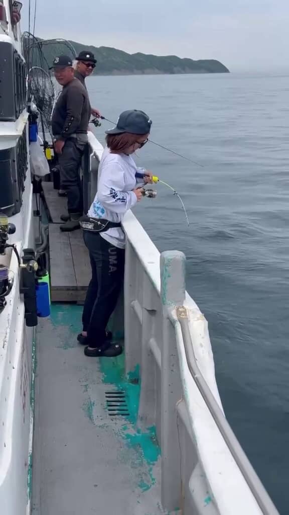 脇で支えられないダイソーの穴釣り用ミニロッド