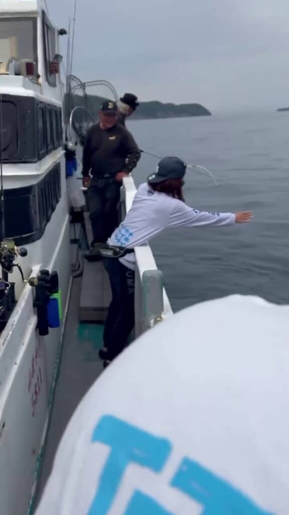 釣り糸をつかむ挑戦者