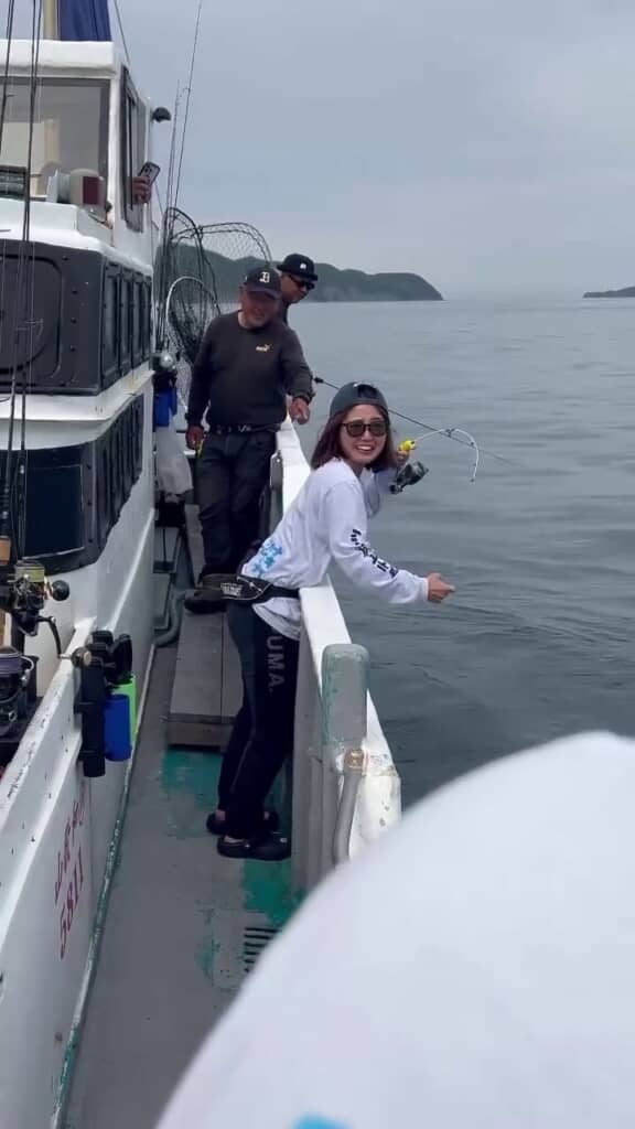 エソが釣れたと報告する挑戦者