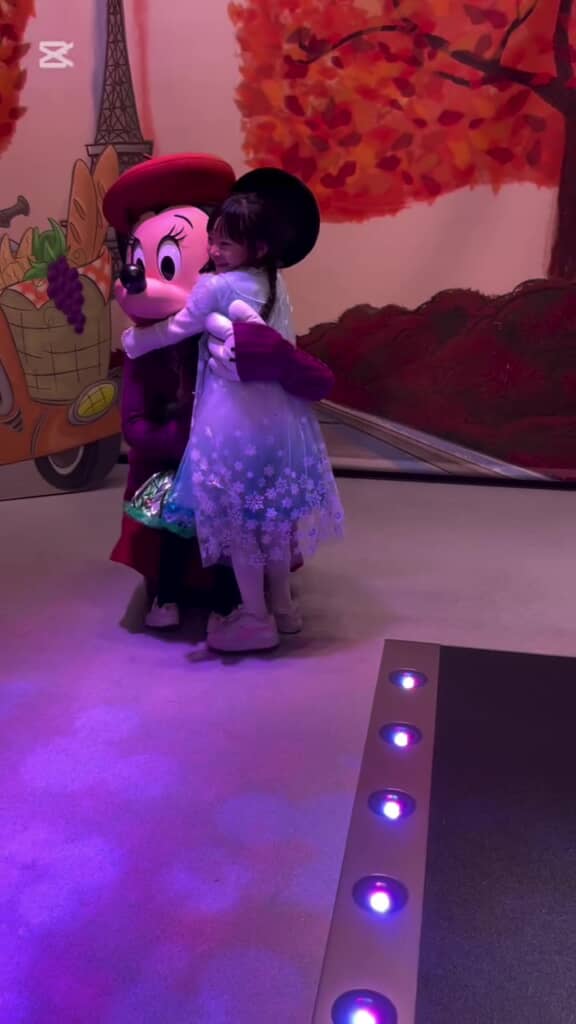 姉妹でミニーマウスとハグ