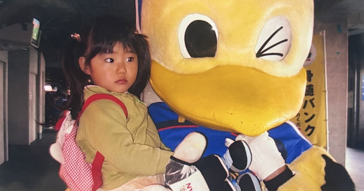 マスコットに抱っこされる女の子→成長すると……　同じポーズで撮影した“現在の姿”に「感動した」「歴史を感じる」（1/3） | ライフスタイル ねとらぼ