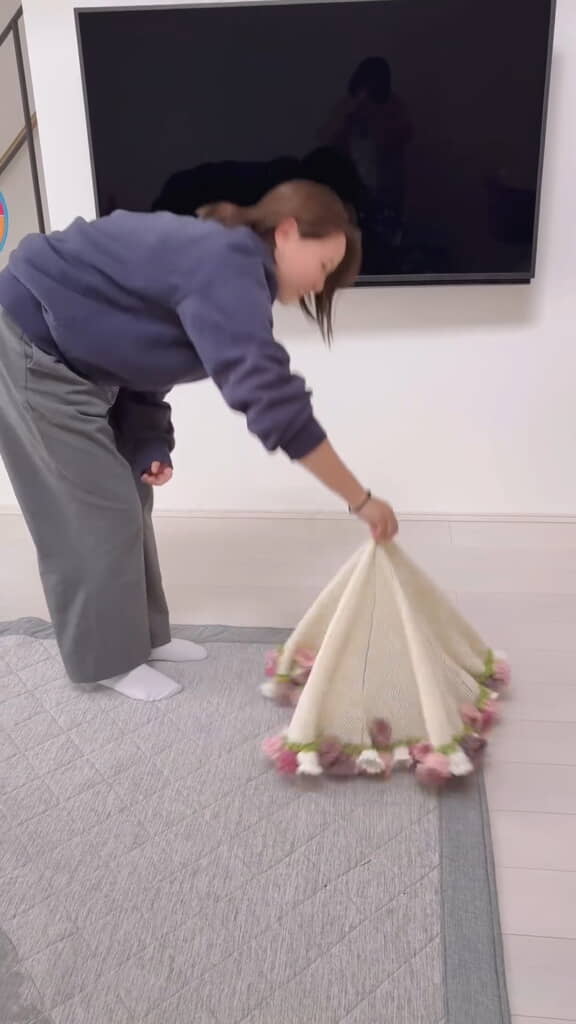 中央をつまみ上げると……