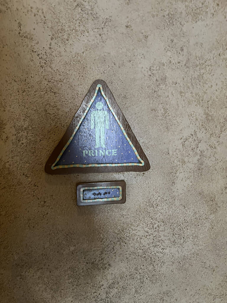 男性トイレには「PRINCE」のサインが