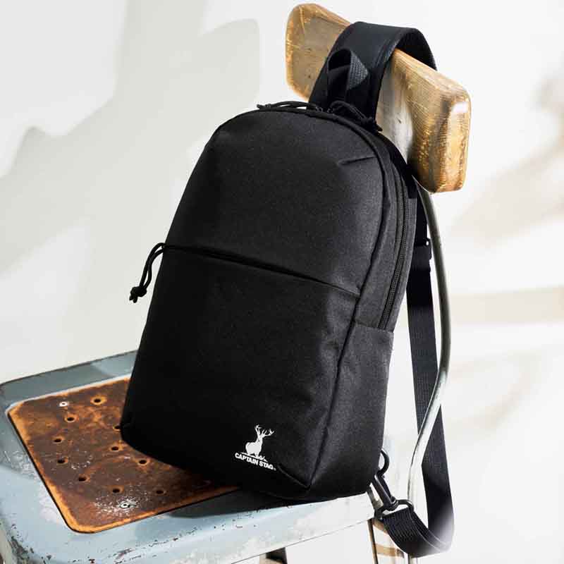 「キャプテンスタッグ」とコラボしたボディバッグ