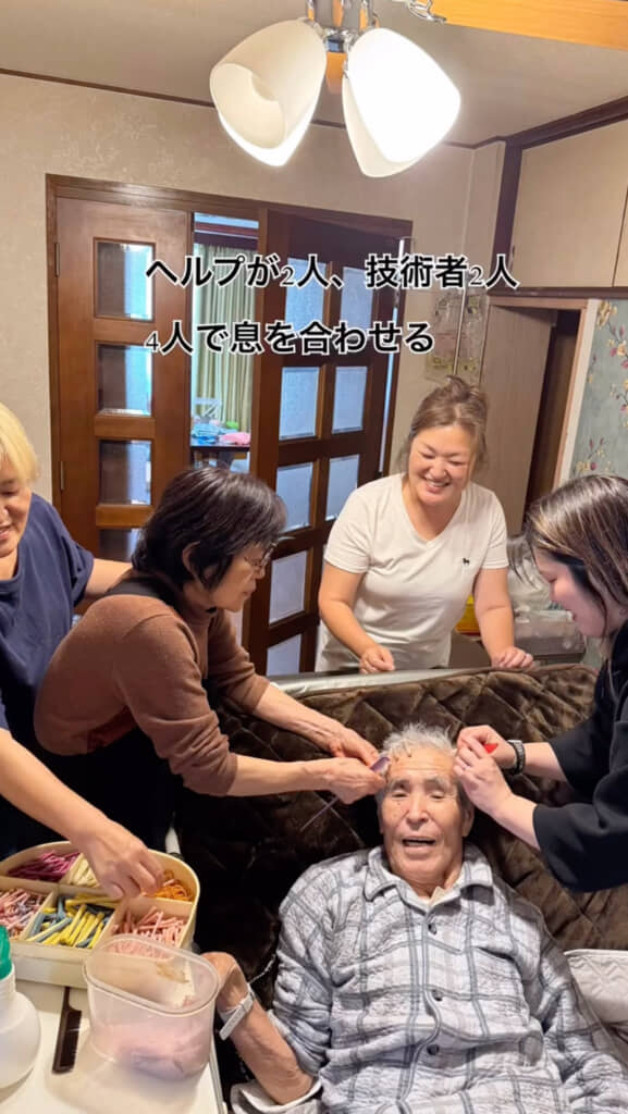 みんなでロッドを巻いていく様子