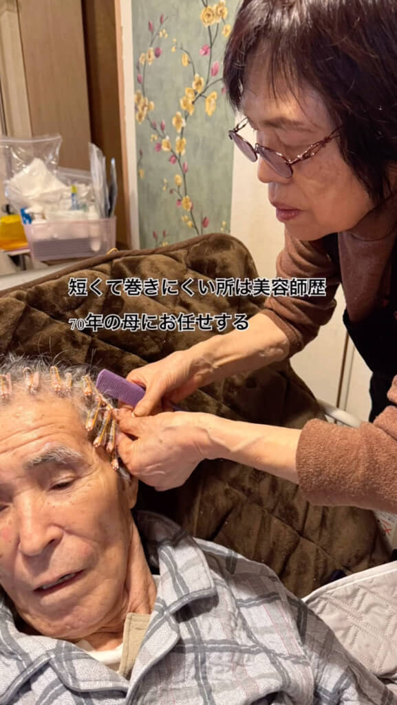 お母さんがロッドを巻く姿