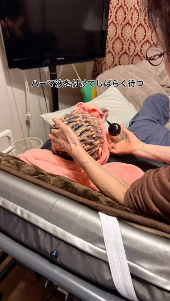 パーマ液を付けてしばらく待ちます