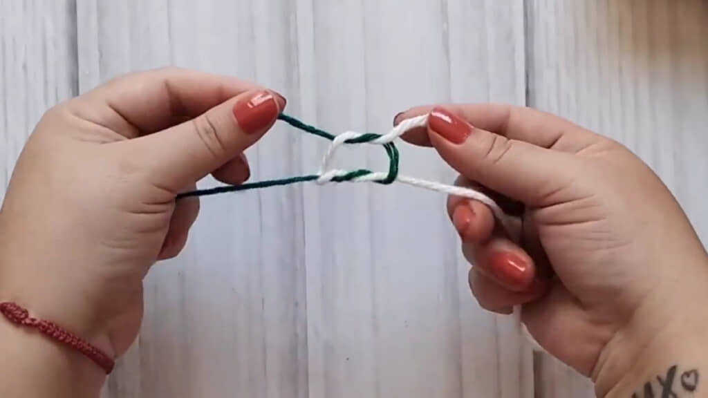 2本の毛糸を繋ぎ合わせる結び方（画像はYouTubeチャンネル「Dimar Dimax Crochet」より）