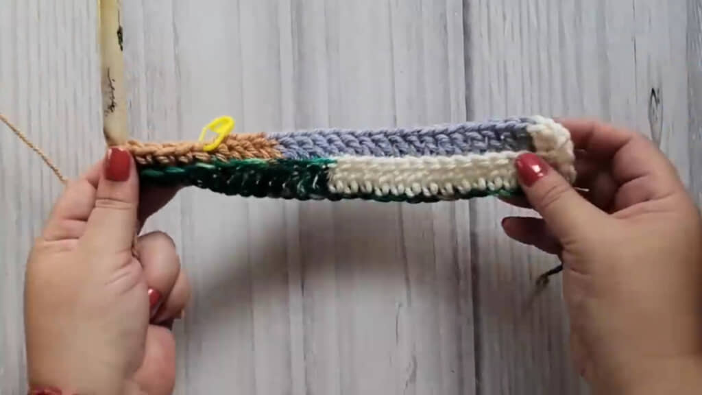 パターンを繰り返して、作りたい帽子のサイズ（頭囲）まで編み進めます（画像はYouTubeチャンネル「Dimar Dimax Crochet」より）