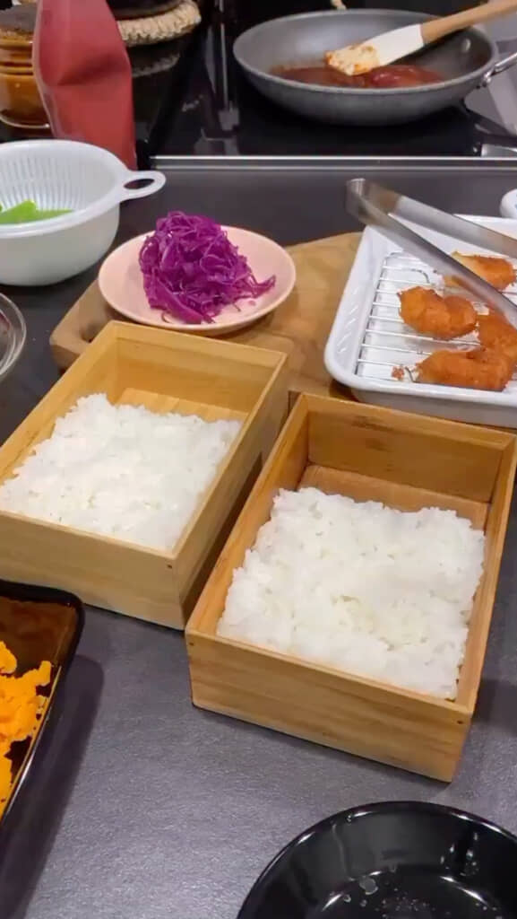 弁当をつめていきます
