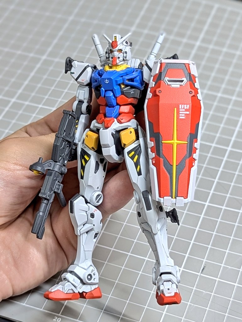 赤いガンダムを、皆がよく知るトリコロールカラーへ