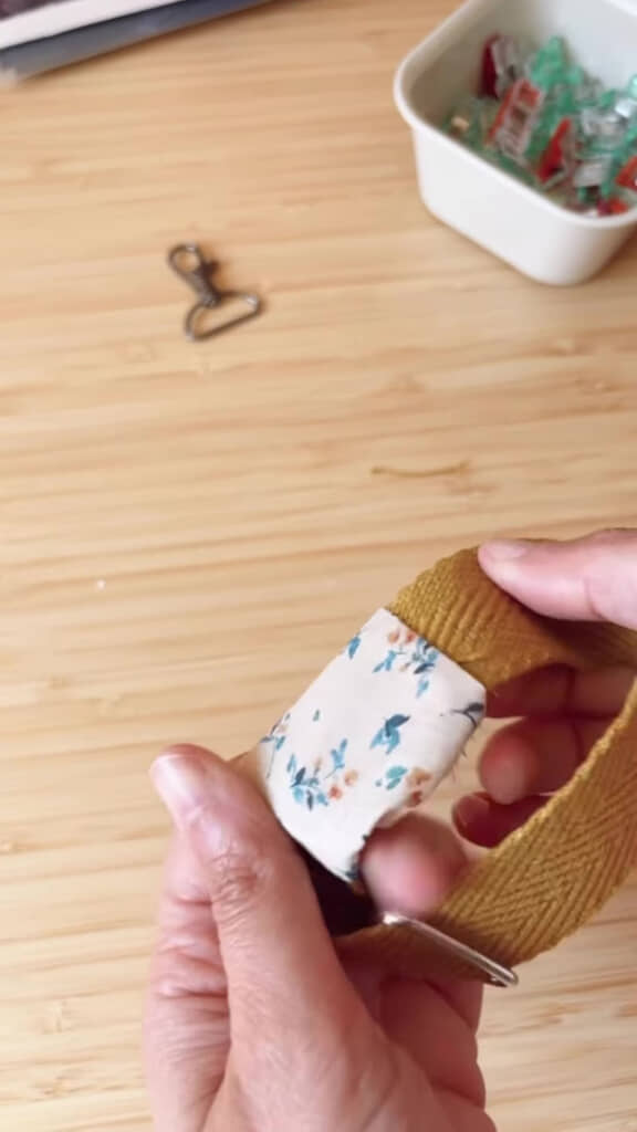 余り布をカバン用テープに縫い止めたところ