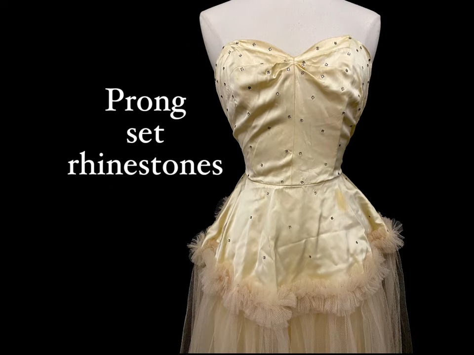 黄ばんでしまったアンティークドレス。腰部には茶色いシミも