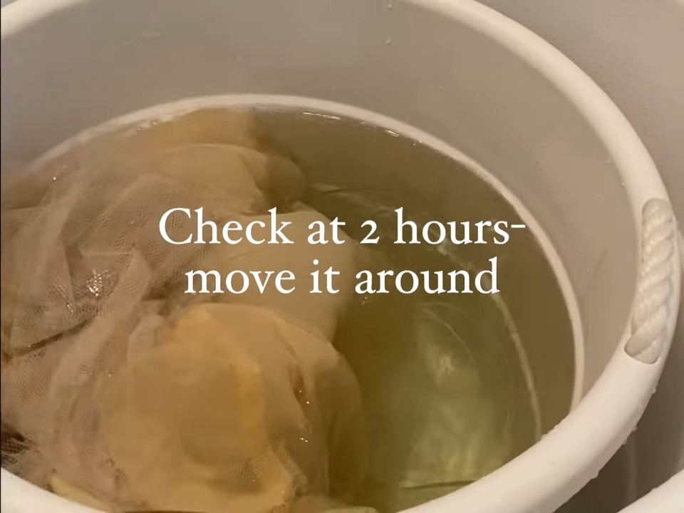 何度もぬるま湯と洗剤を替えてつけ置き洗い。そのたびに出てくる黄色い液体が、汚れのしつこさを物語る