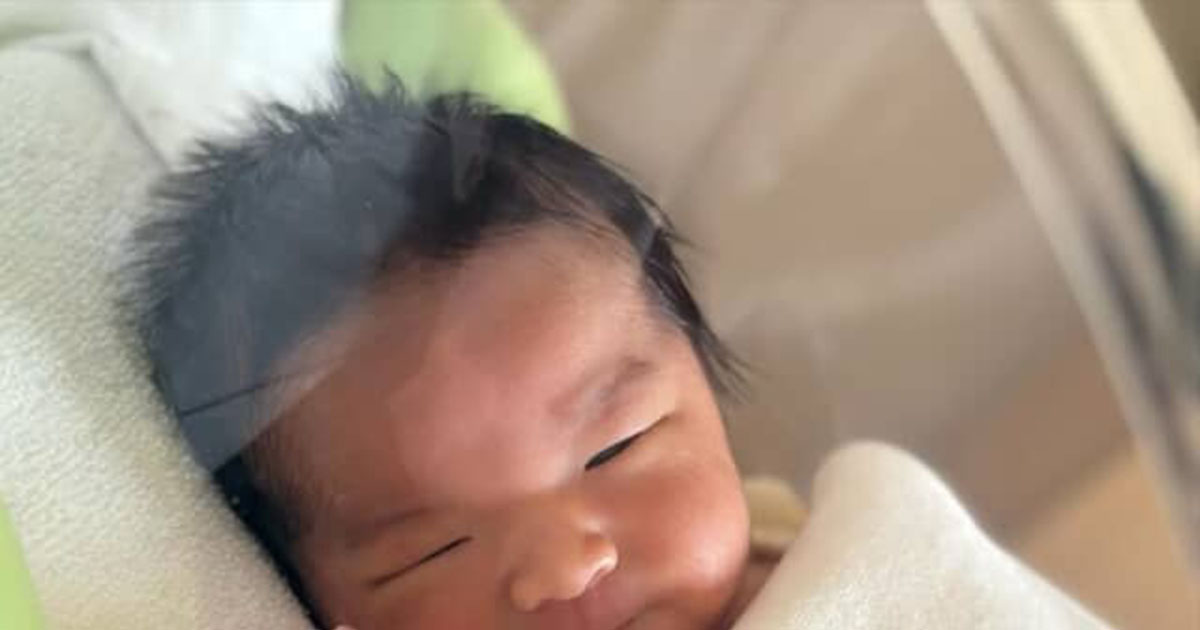 生後4日の赤ちゃんに、ママがカメラを向けたら……　まさかの“ポージング”に「こりゃ人生3周目」「前世はパリピですか？」（1/2） | 育児 ねとらぼ