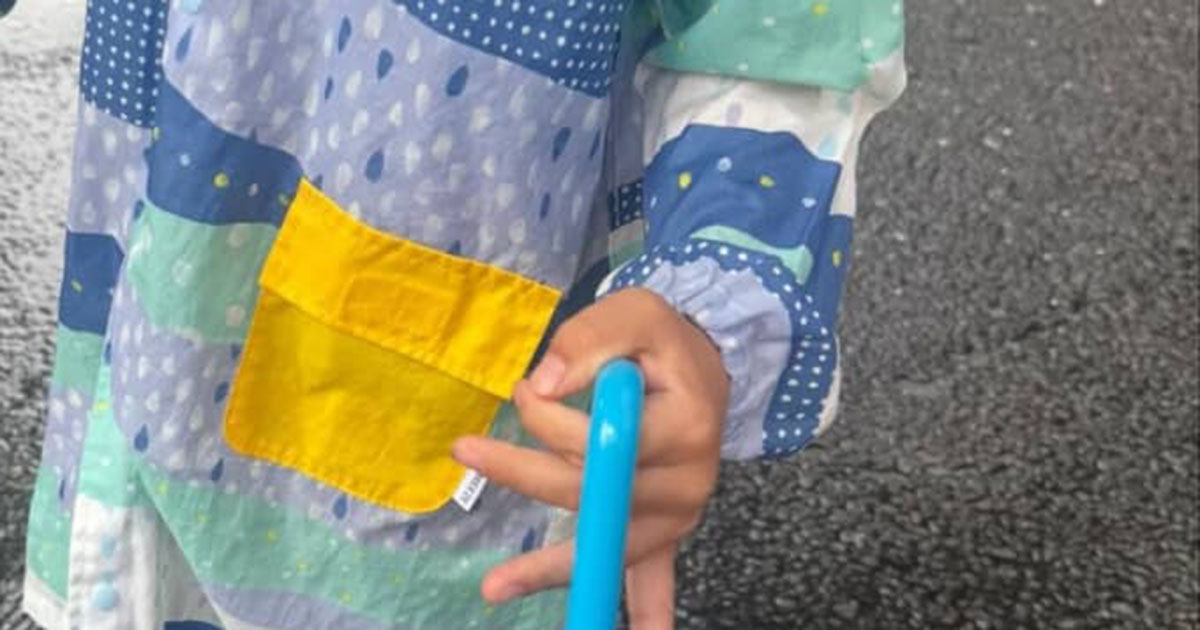 雨の日、5歳息子の“持ち物”をよく見ると……「そっちかー!!」　まさかの姿にママ驚愕　「なんでやねん」「膝から崩れ落ちるわ」（1/2） | 育児 ねとらぼ