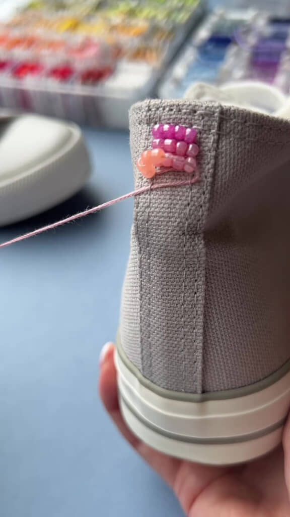 スニーカーにビーズを4列刺しゅうするところ