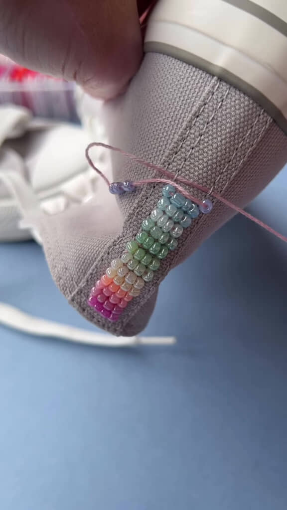 スニーカーにたくさん刺しゅうしたところ