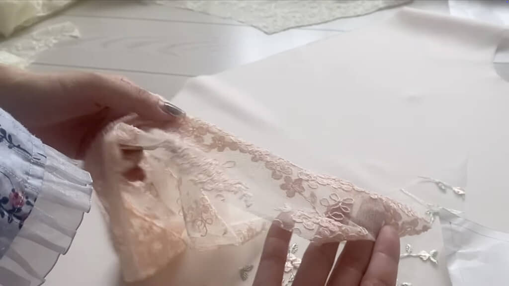 試しにピンクに染めてみるも、ボツに