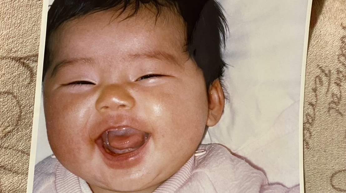 にっこり笑顔の赤ちゃん→29年後、大人になり出産して……「同一人物ですよね!?」　想像以上の“激似ショット”に「DNAを感じる」（1/2） | 育児 ねとらぼ