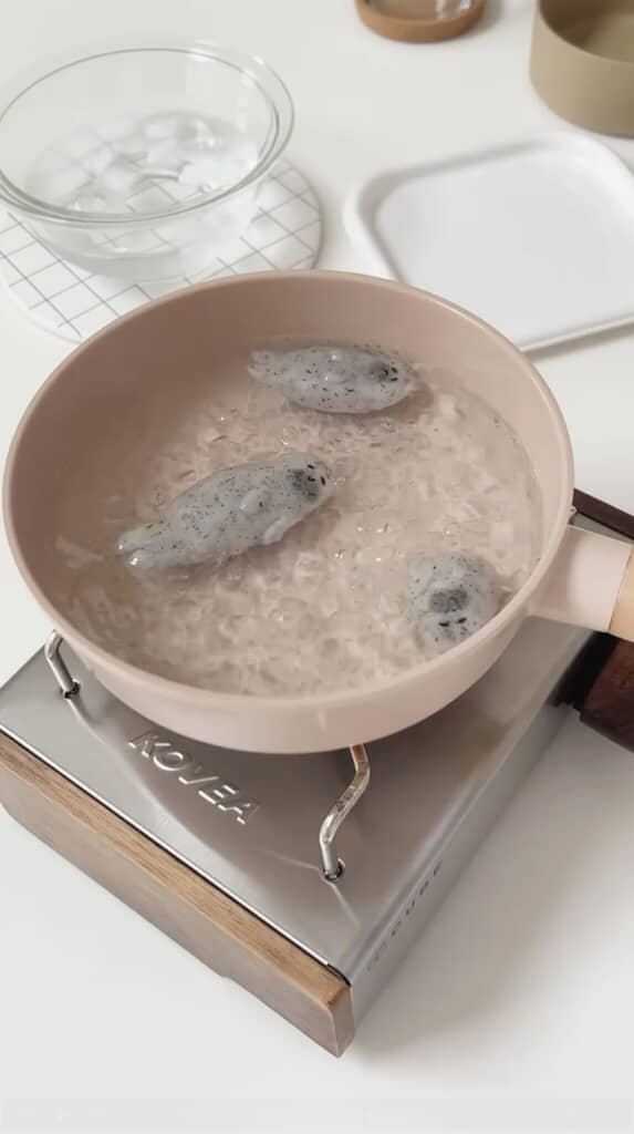 泳いでる……