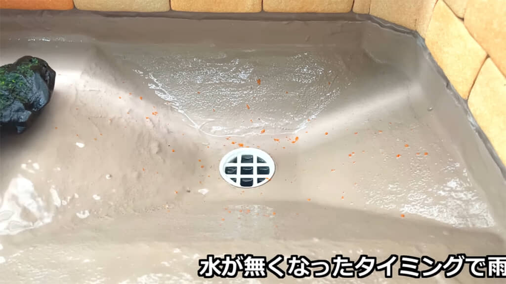 フンや食べ残しを自動で排水