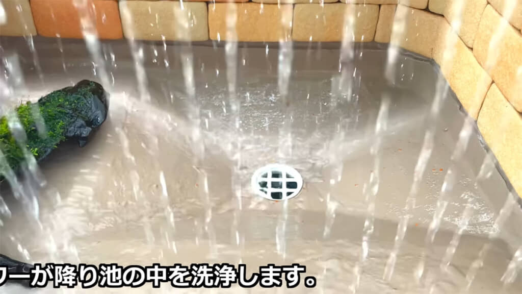 シャワーで洗浄し、水を補充します