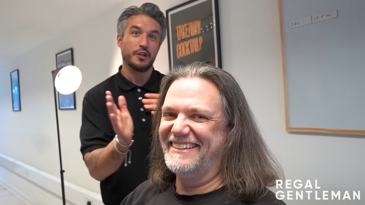 妻に「ロン毛は嫌だ」と言われた夫→プロがヘアカットしたら……　“劇的イメチェン”に「15歳若く見える」「ずっと良くなった」【海外】（1/2） | 男性 ねとらぼ