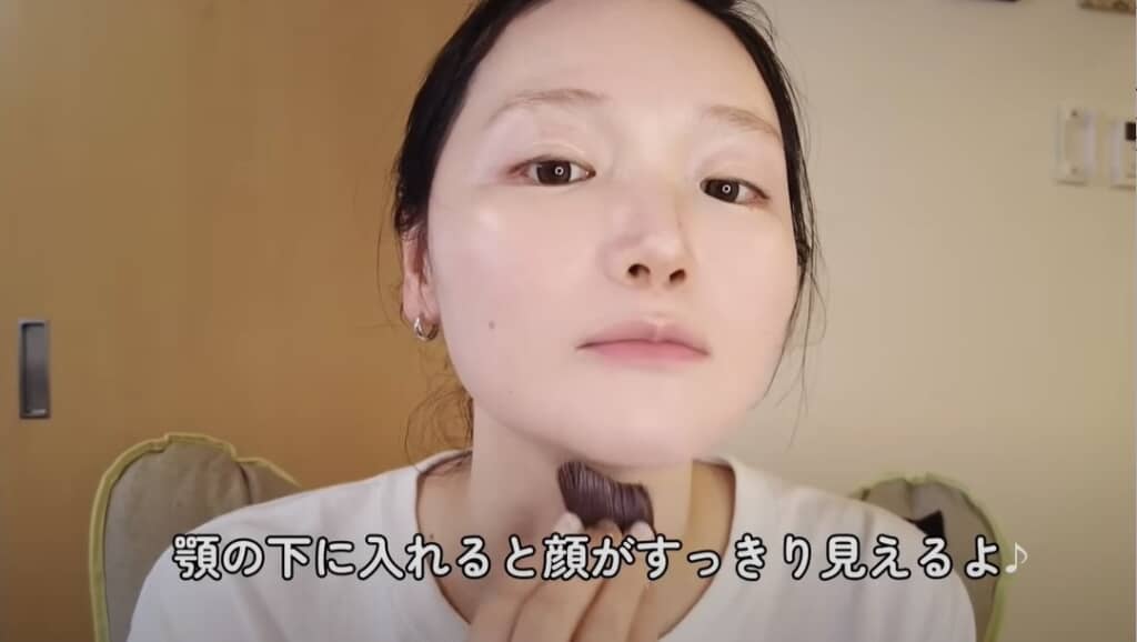 あごの下に入れると顔がすっきり見えるそうです