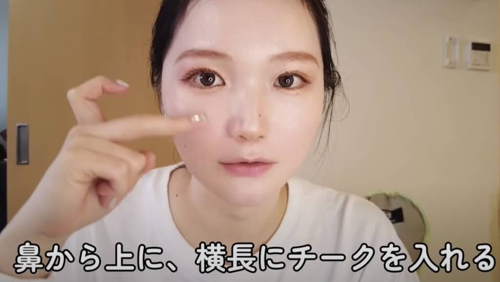 鼻から上に横長にチークをいれます