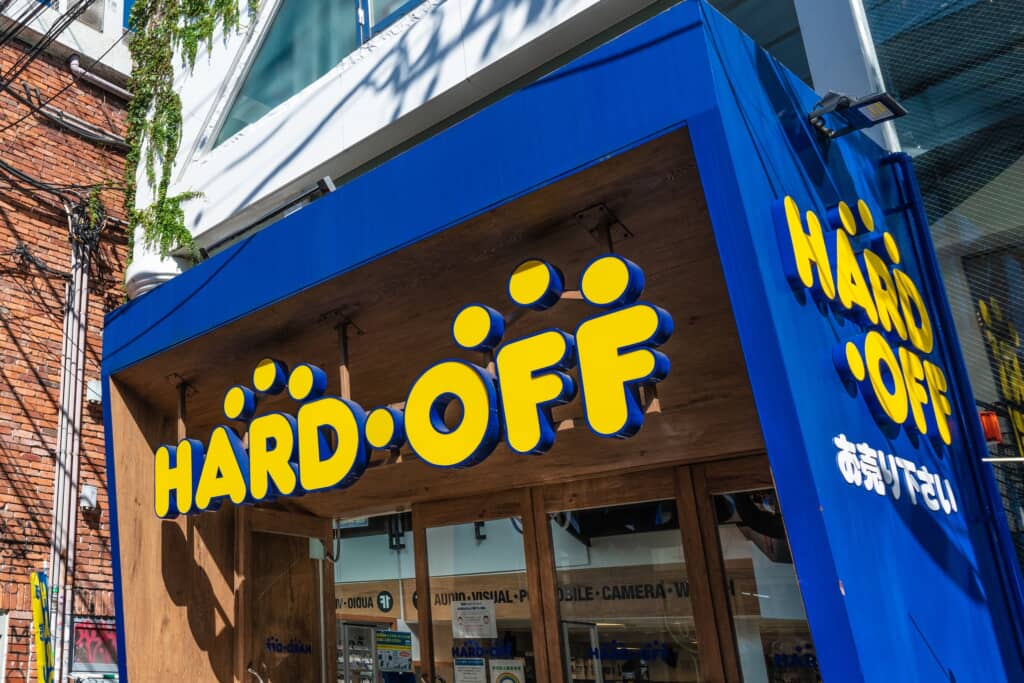 青と黄色を基調としたリユースショップ「HARD・OFF（ハードオフ）」の店舗外観