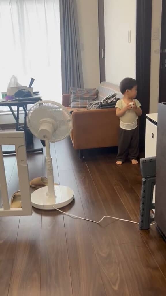 セットポジションでマウンドに立つ息子さん。本塁（右側）に向けて第1球……