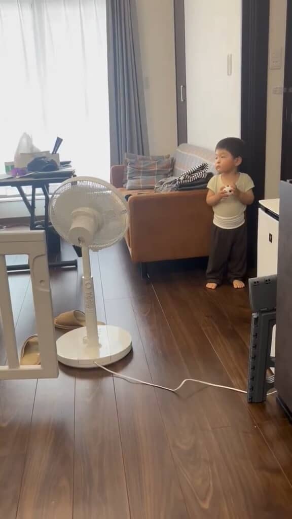 ……の前に、二塁ランナーを目で牽制