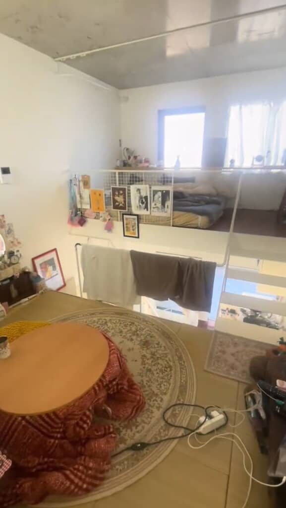 奥にベッド、手前にこたつが見えます