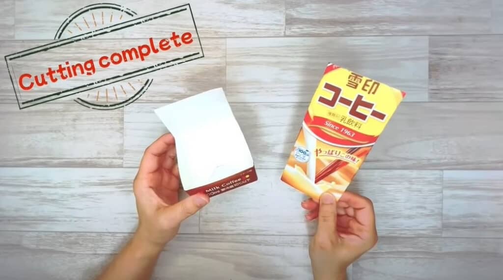 紙パックを切ります