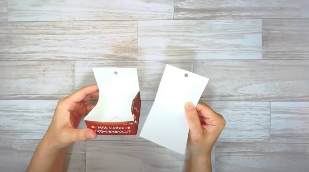 折り目を付けて穴を開けます