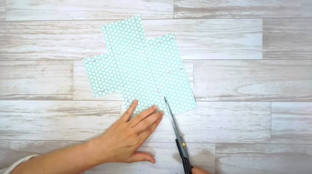 外側用の布に印を付けて四隅を切ります