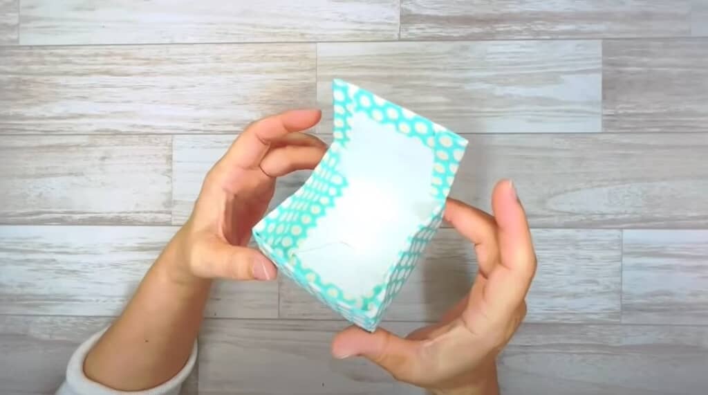 紙パックに貼り付けます