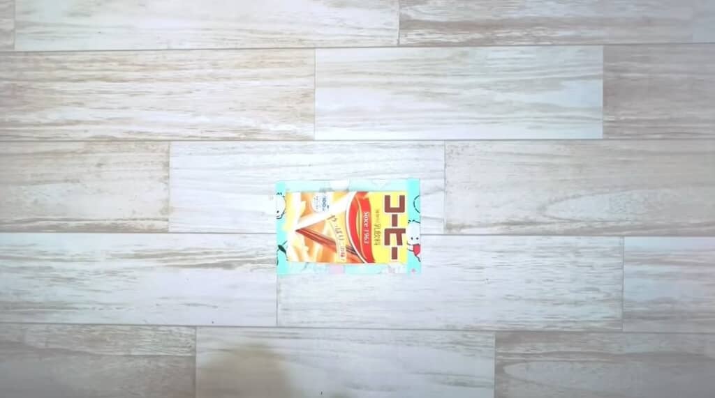 もう1枚の紙パックに内側用の布を貼ります