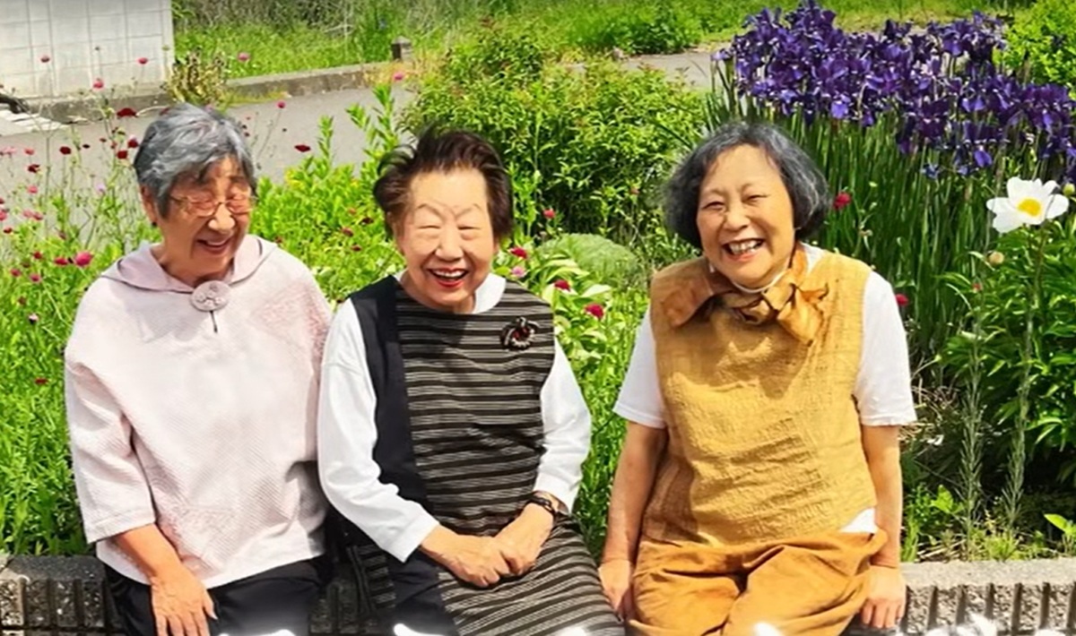 仲良しなおばあちゃん3人組が着物を丁寧にリメイクしていくと……　完成したアイテムに「洋裁の力って人を感動させるのですね」（1/3） | ライフスタイル ねとらぼ