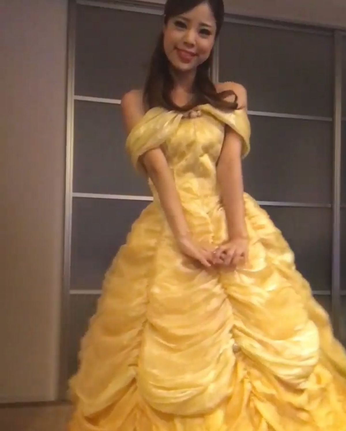 孫娘のディズニープリンセスドレス、おばあちゃんが本気で“お直し”したら……　「す、すげぇ」「天才かよ!!!!」仰天の完成度に反響（1/3） | ディズニー ねとらぼ