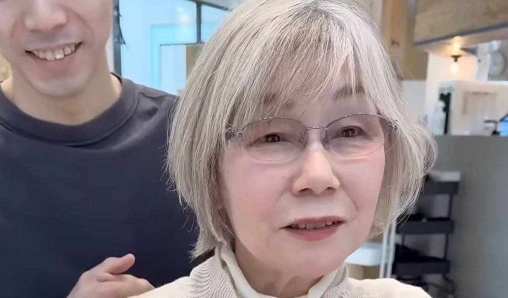 “おばあちゃんぽくなりたくない”白髪の女性→美容師の手にかかると……「わおー別人！」　驚きの仕上がりに「10歳若返った」（1/2） | 美容 ねとらぼ